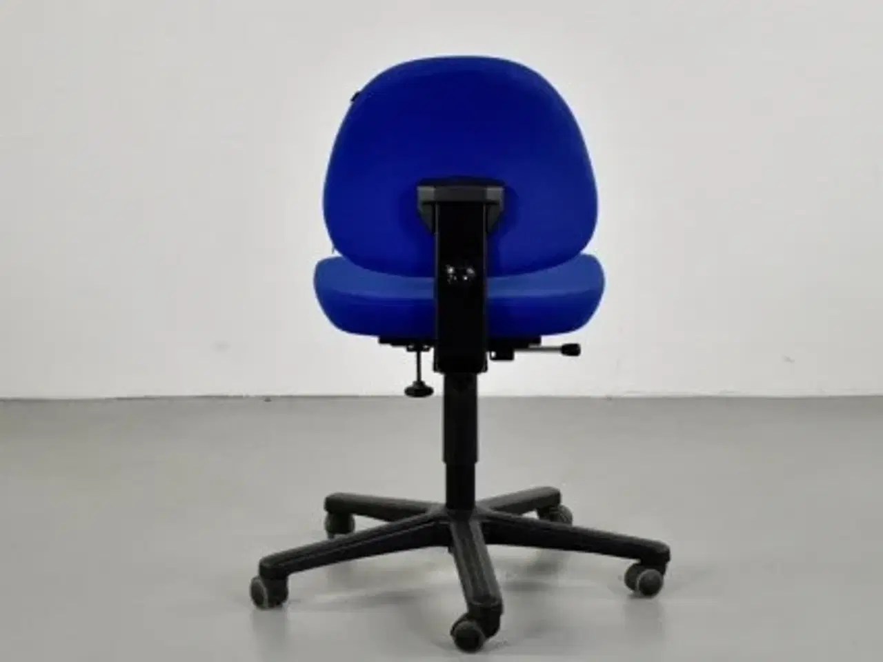 Billede 3 - Savo kontorstol med blå polster og sort stel.