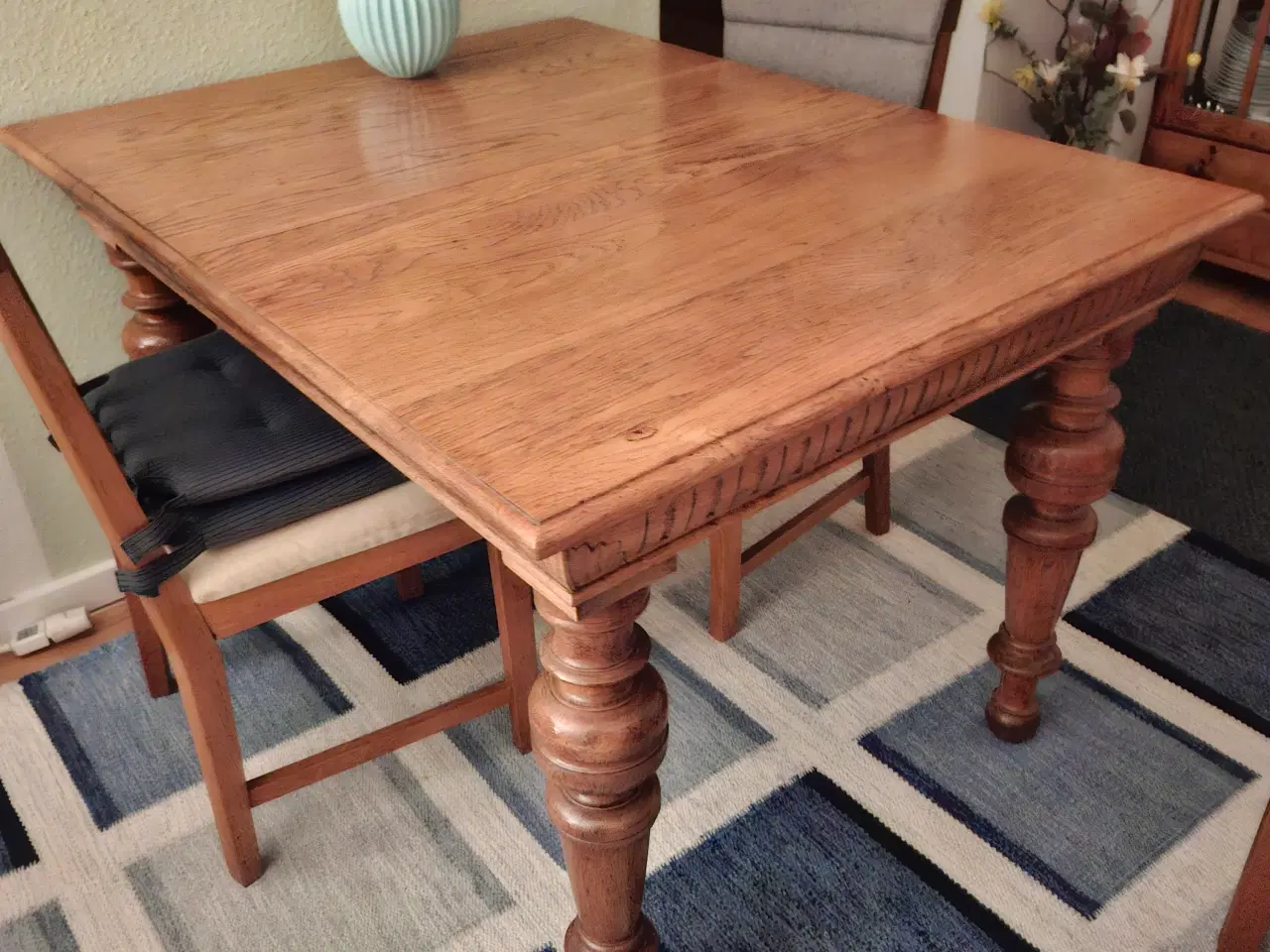 Billede 1 - Velholdt spisebord i massiv egetræ