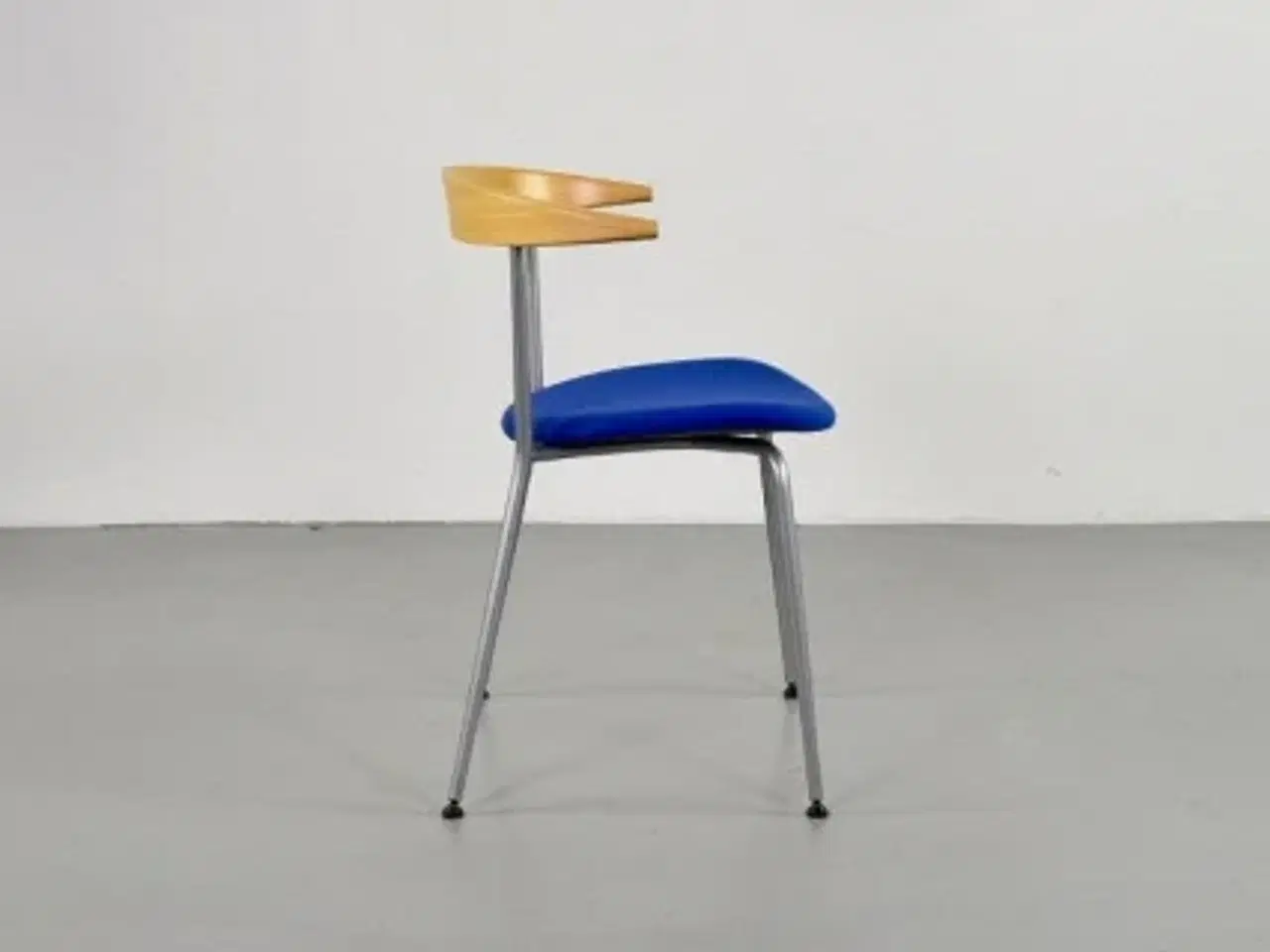 Billede 3 - Efg bondo konferencestol med blå polstret sæde, grå stel, bøge ryglæn med lille armlæn