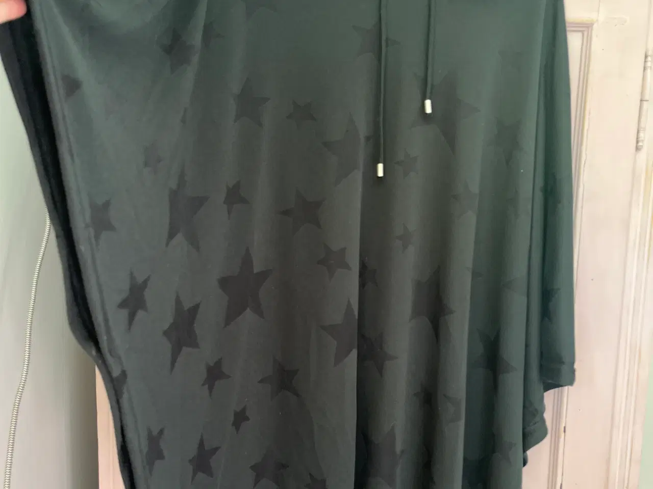 Billede 1 - Flot poncho med hætte fra Zay str. S (42/44) sort
