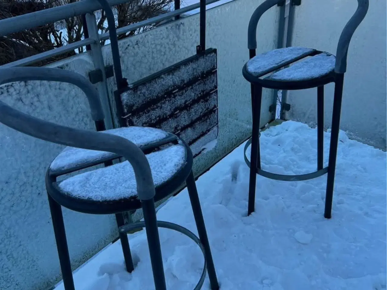 Billede 1 - Altanbord og to høje stole