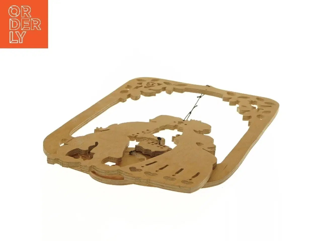 Billede 3 - Træudsmykning med kyssende par (str. 36x23 cm)