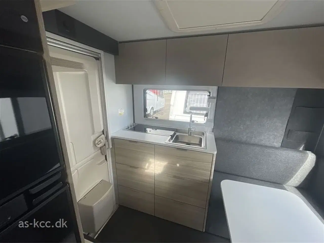 Billede 9 - 2026 - Adria Altea 402 PH   Adria Altea 402 PH årg. 2026 4 sovepladser, 4 siddepladser Myggenet - halvdør kr. 1.640,- er lagt i prisen