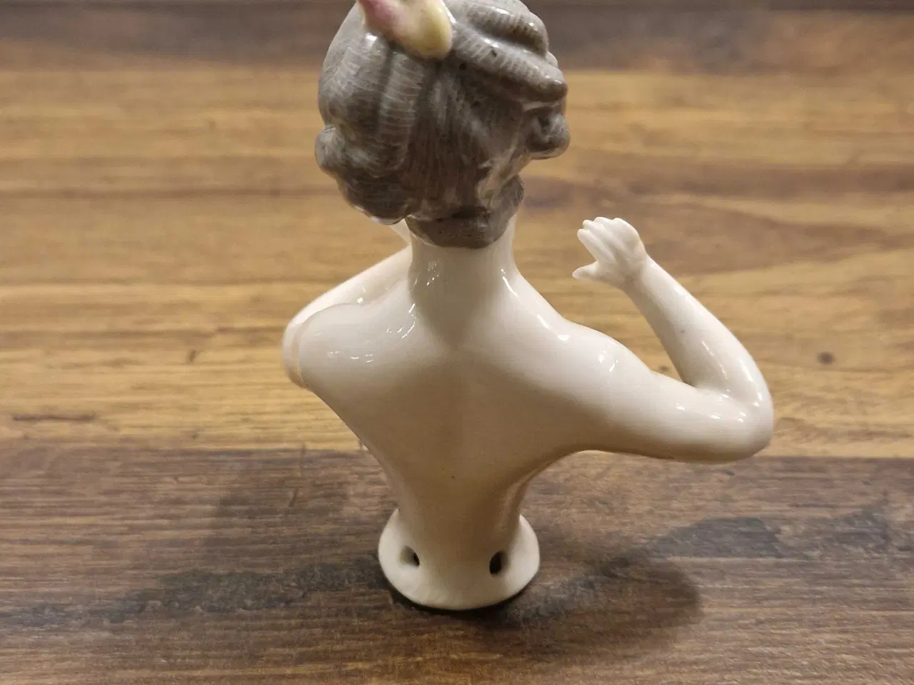 Billede 3 - Antik halvdukke i porcelæn