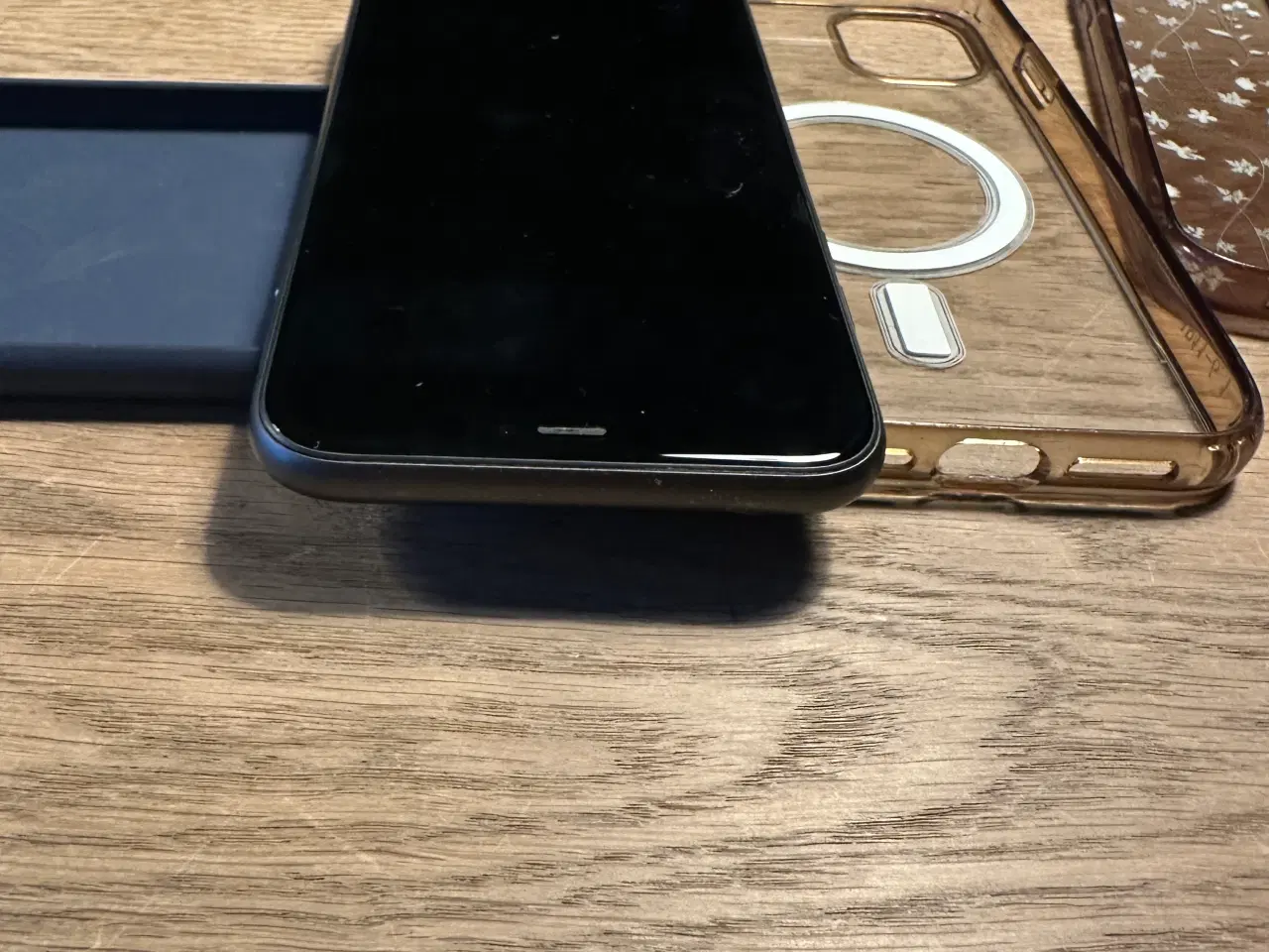 Billede 10 - iPhone 11 med kabel, oplader, covers mm.