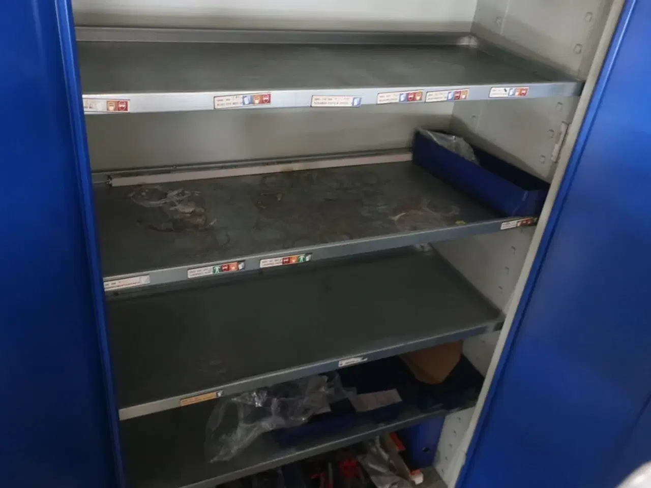 Billede 3 - Kemiskab med indhold