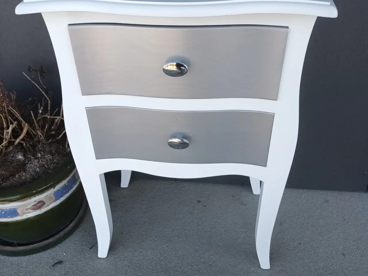 Billede 1 - SMUK LILLE HVID SØLV KOMMODE 52X72X36 CM SKAL HENT