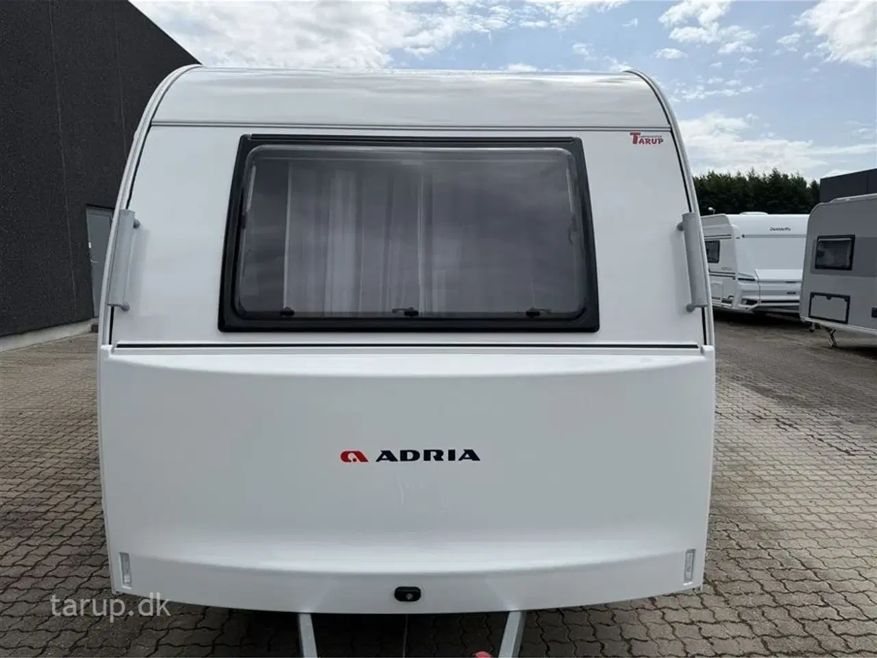 Billede 7 - 2026 - Adria Aviva 400 PS   Dobbeltseng, sidesiddegruppe, blæservarme, ALKO stabilisator, køleskab, forberedt til Tempo100,
