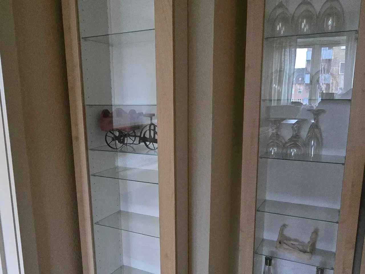 Billede 3 - Vitrineskab - væghængt