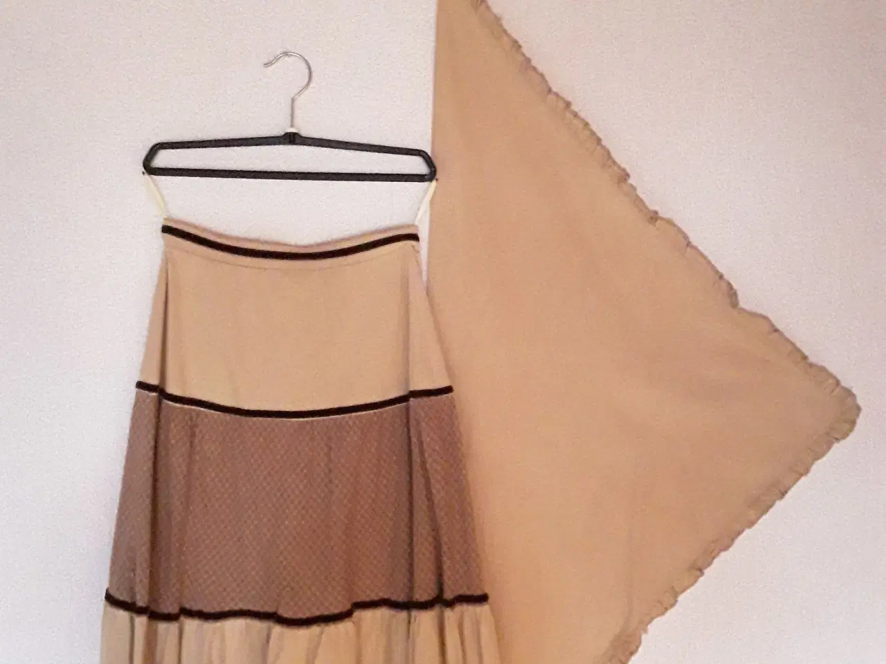 Billede 2 - Nederdel str 173 og tørklæde - vintage sæt
