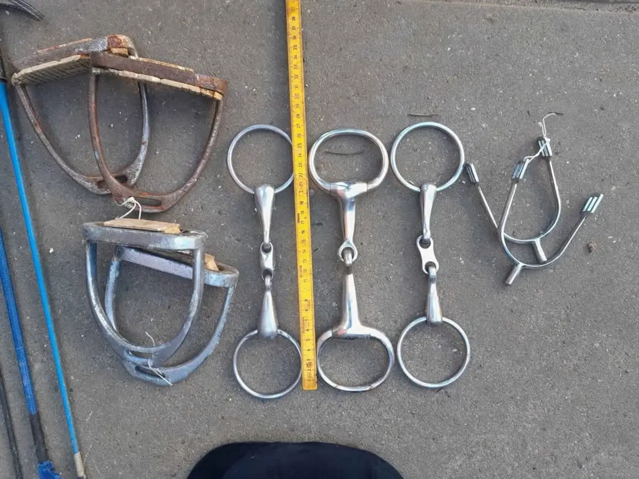 Billede 7 - Diverse hesteting, saddel, hjelm, bid, stigbøjler 