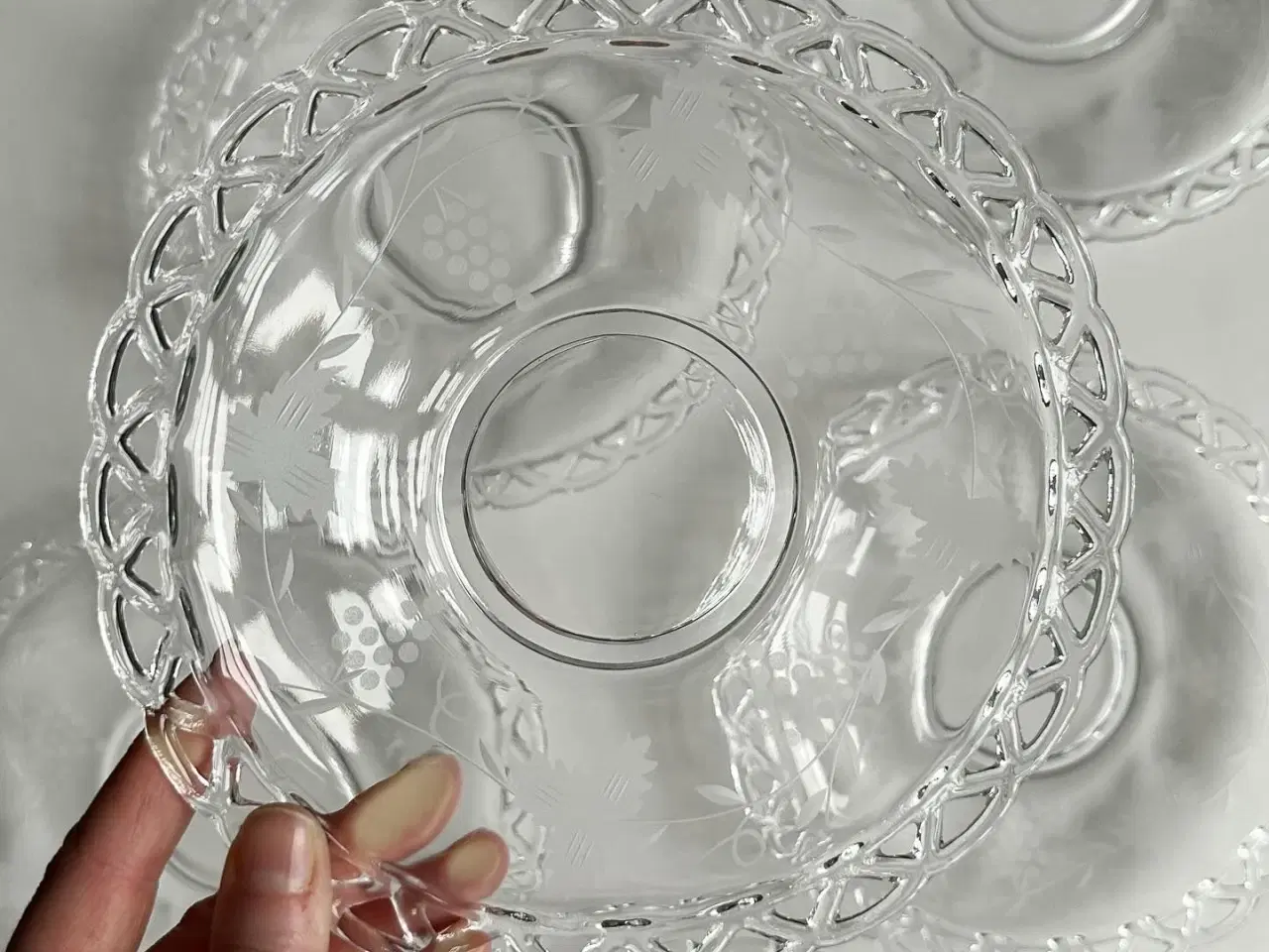 Billede 2 - Glastallerkner m motiver og gennembrudt bort, 6 stk samlet