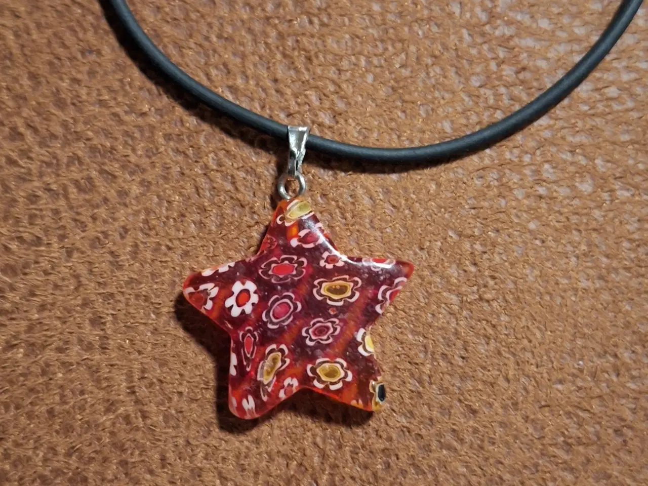 Billede 2 - Læder halskæde med stjerne.