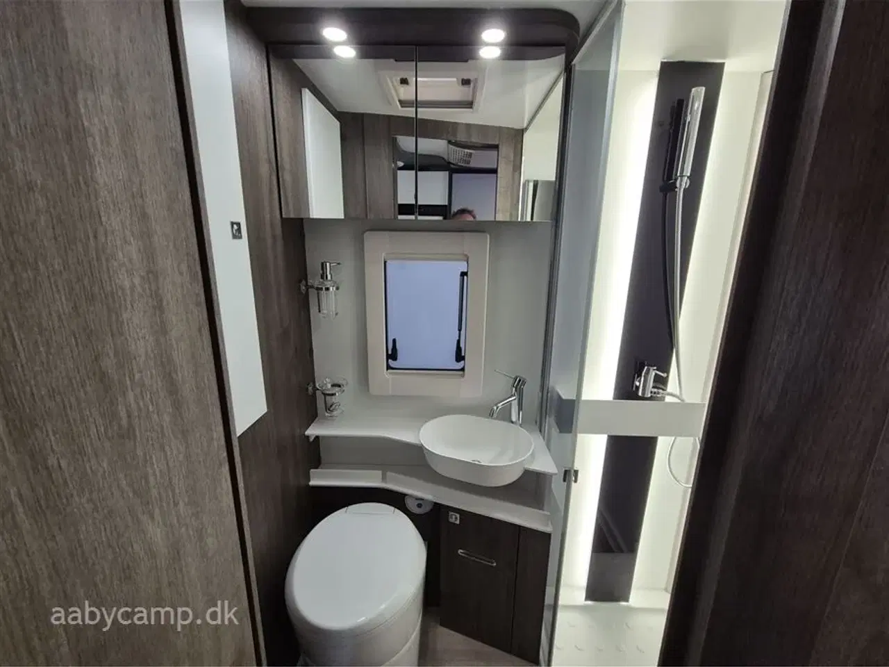 Billede 16 - 2023 - Benimar Amphitryon 983   Solceller. 2x Batterier. 2000w inverter. markise. A/C i bo-del. helårsdæk. undervognsbehandling. helårsdæk. Elektrisk indgangstrin. kun 16000 km!!!