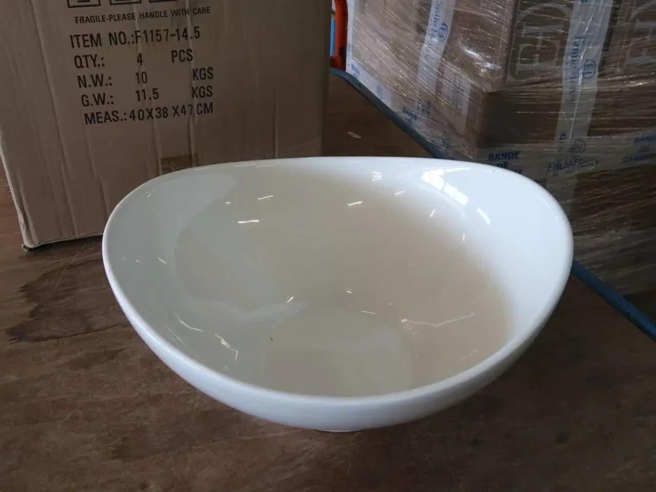 Billede 3 - 3 kasser (4 pr. stk.) Serveringsskål  hvid porcelæn KEN STORKØKKEN