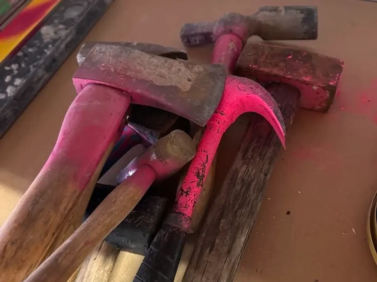 Billede 11 - Indhold på reoler af diverse håndværktøj, sikkerhedsdragter mv.