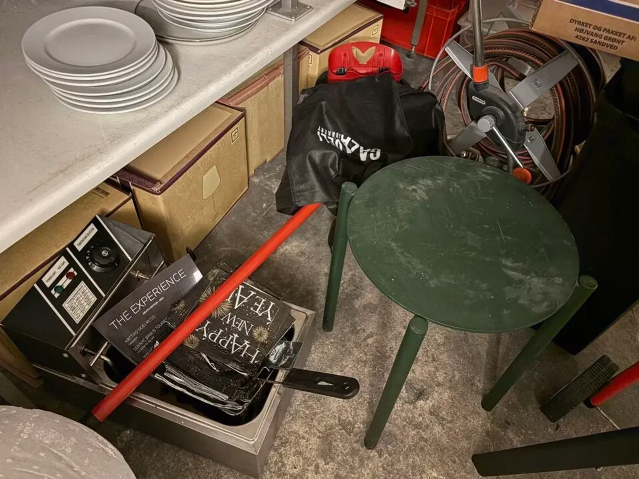 Billede 15 - Indhold i kælderrum af diverse emballage, gastrobakker, køkkenmaskiner, m.v.