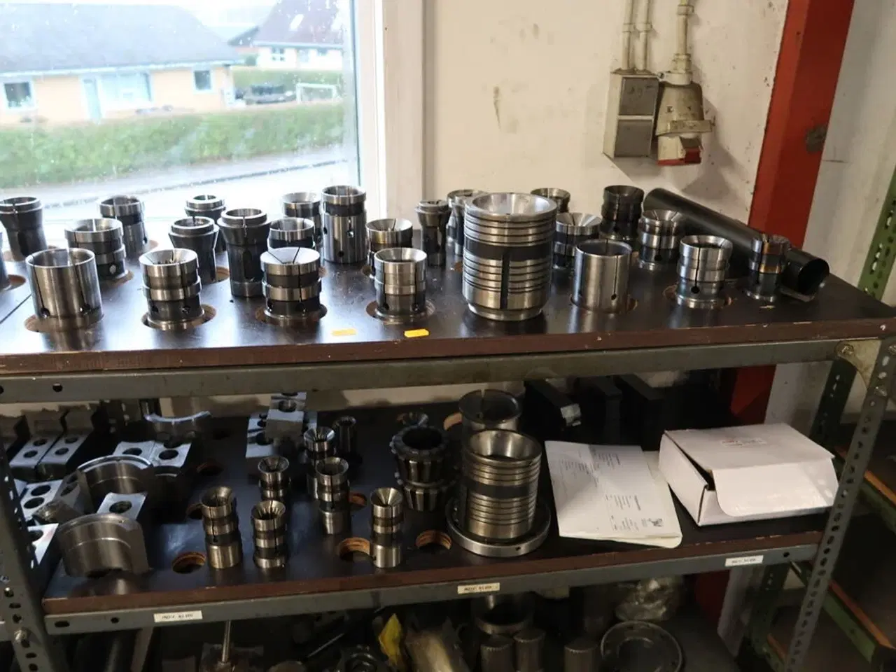 Billede 11 - 4 stk. reoler med div. Specialværktøj