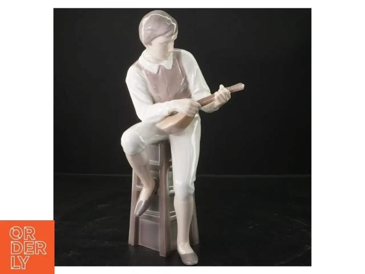 Billede 2 - Porcelænsfigur af mand med mandolin fra B&G (str. 30x9 cm)