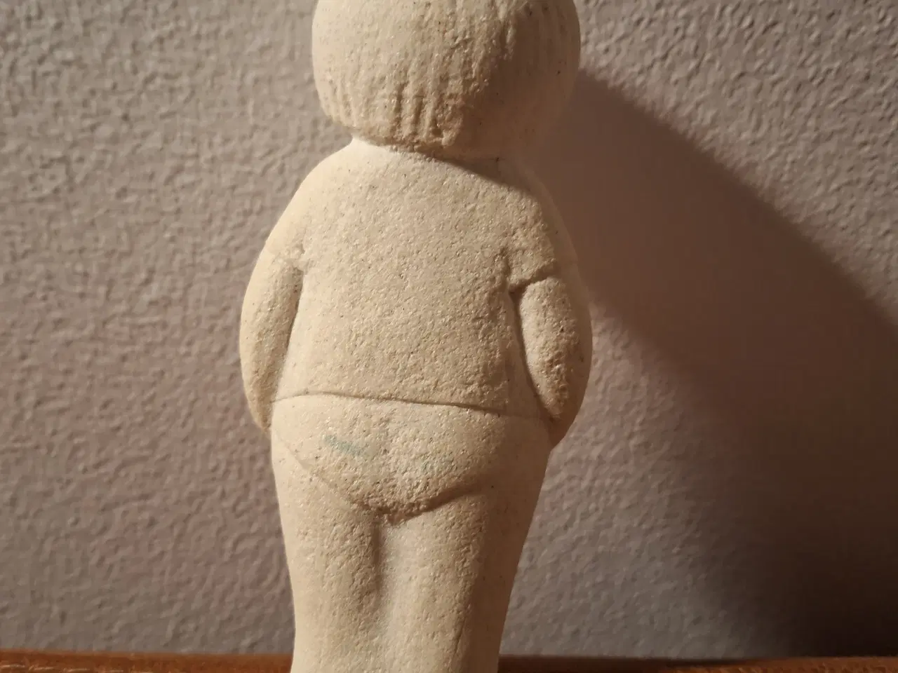 Billede 4 - Stående dreng sandsten, figur 