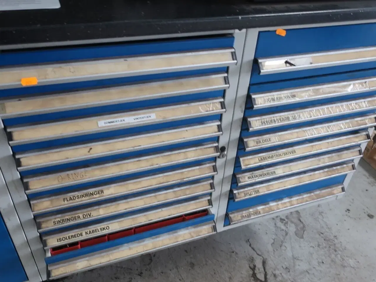 Billede 3 - Indhold i skabe