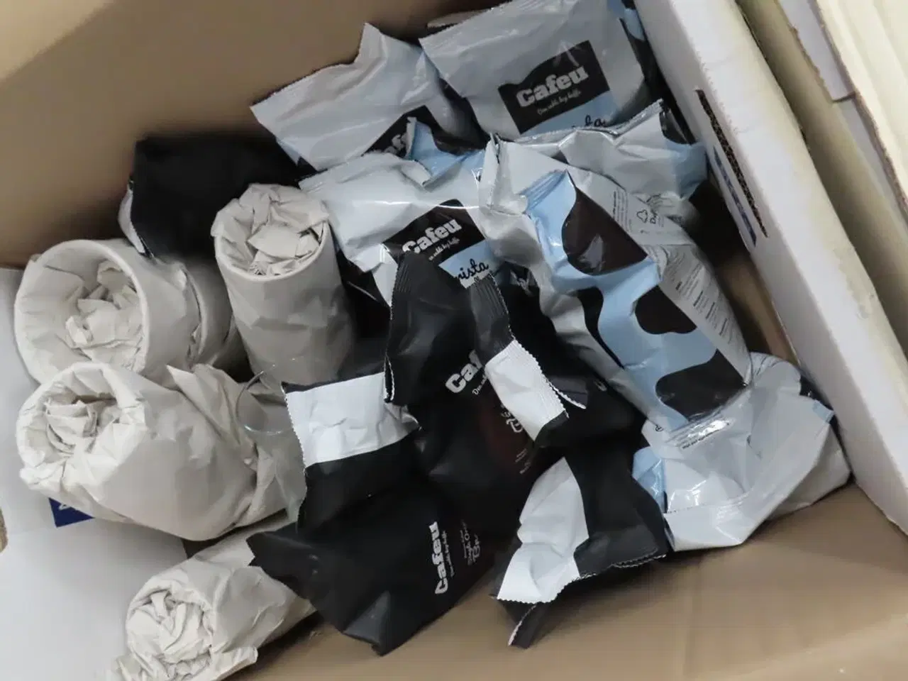 Billede 13 - Indhold af te-køkken samt diverse brugskunst