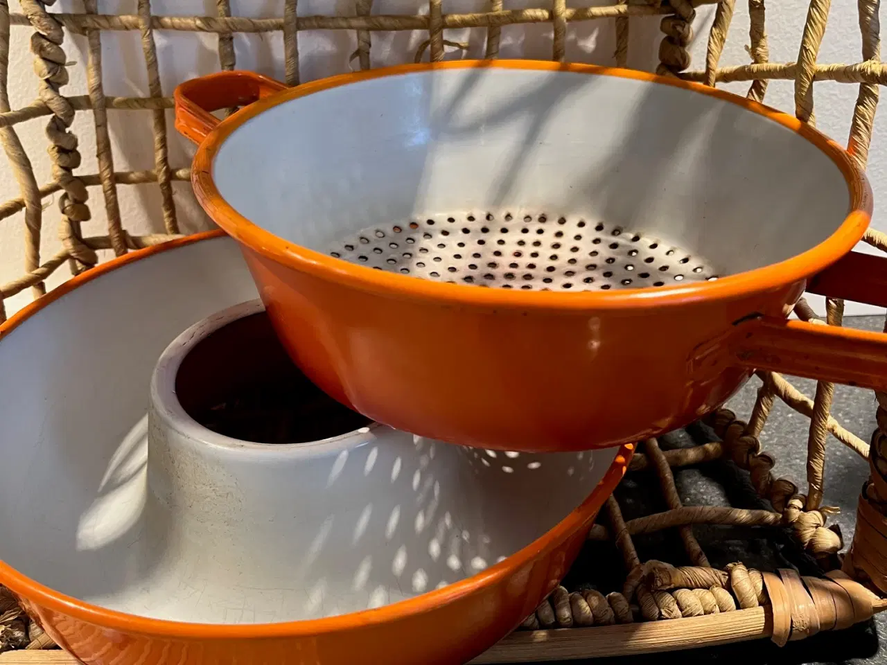 Billede 12 - Flot Retro Sæt i Orange Emalje – Dørslag & Kødrand