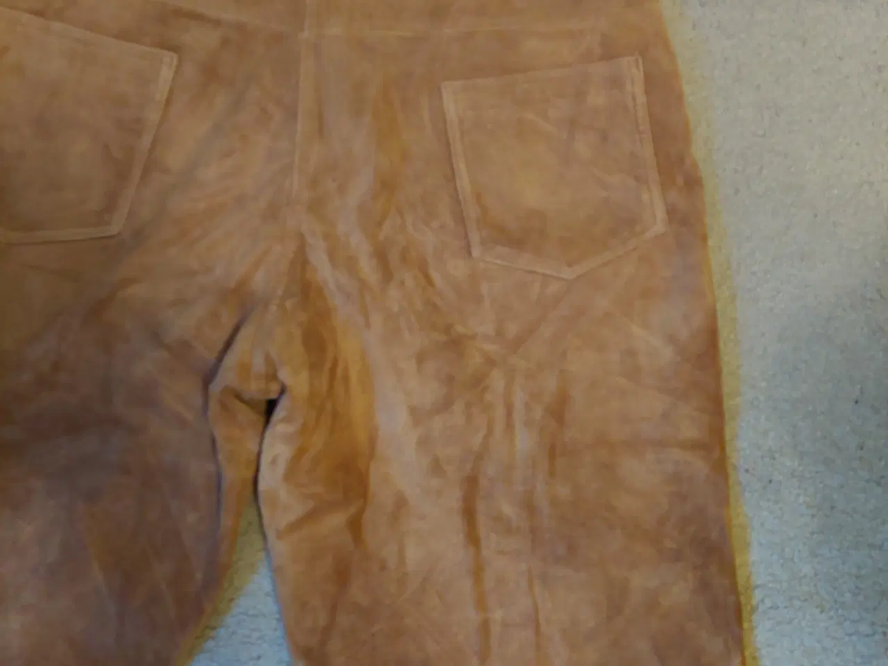 Billede 4 -  ruskind bukser i lysebrun farve