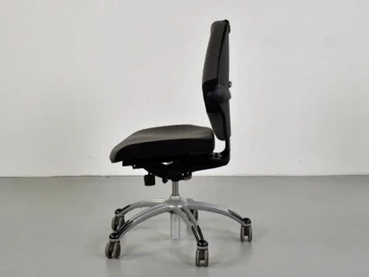 Billede 4 - Rh extend kontorstol med gråbrun polster med sort bælte