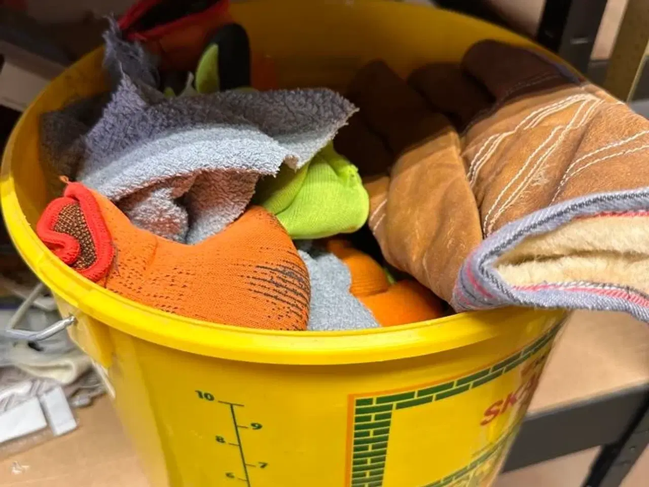 Billede 7 - Indhold på reoler af diverse håndværktøj, sikkerhedsdragter mv.