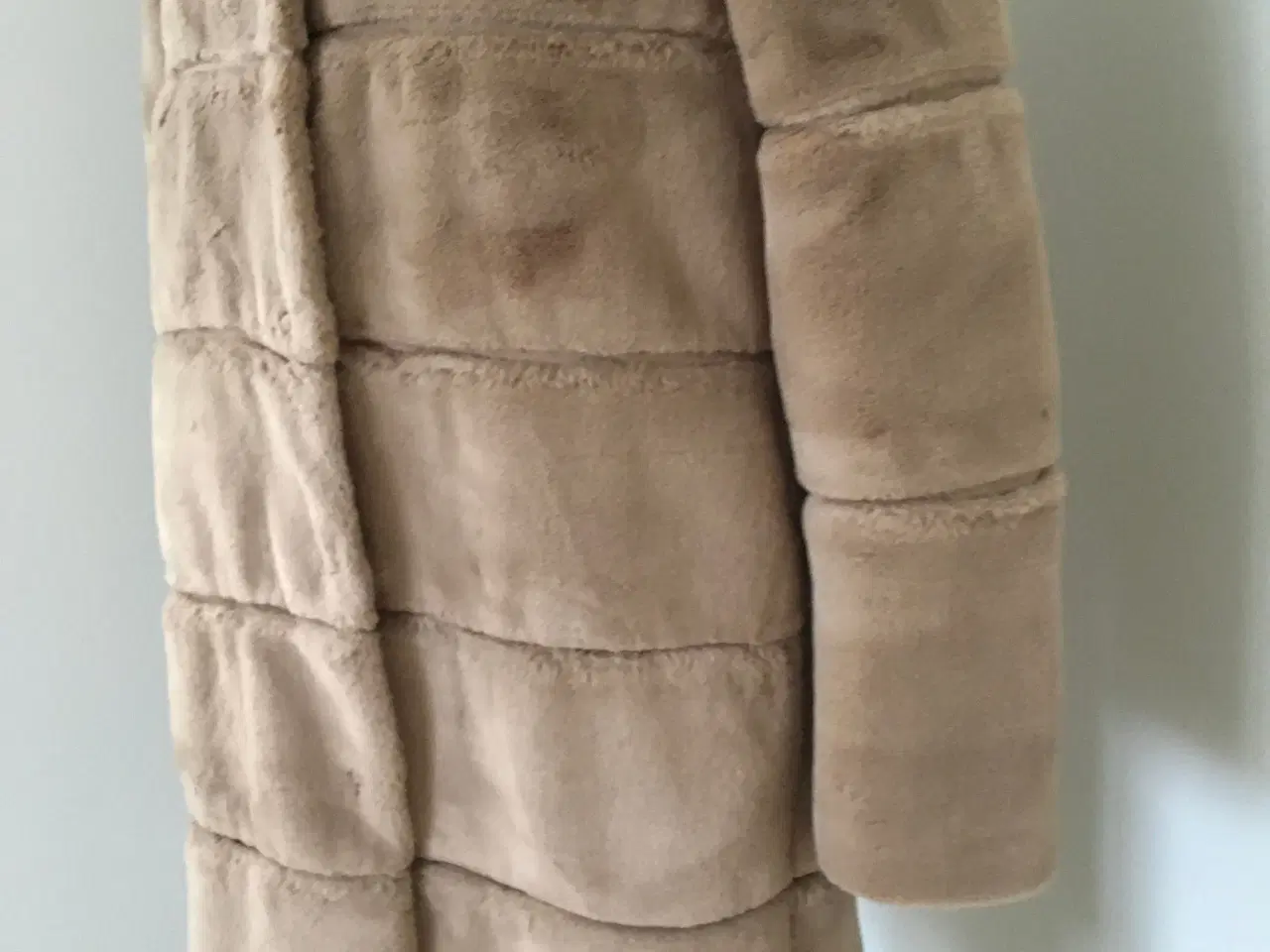Billede 2 - Fin ny og ubrugt frakke i dejligt blødt pels stof