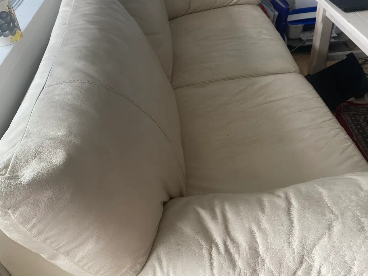 Billede 2 - Creamfarvet Skindsofa med fastsiddende hynder