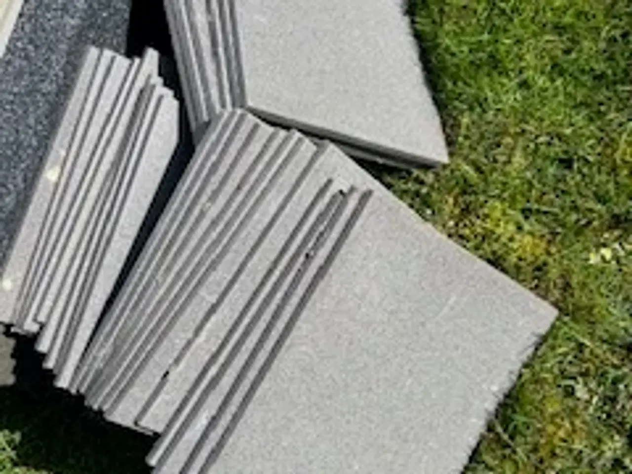 Billede 1 - Grå fliser til gulv 