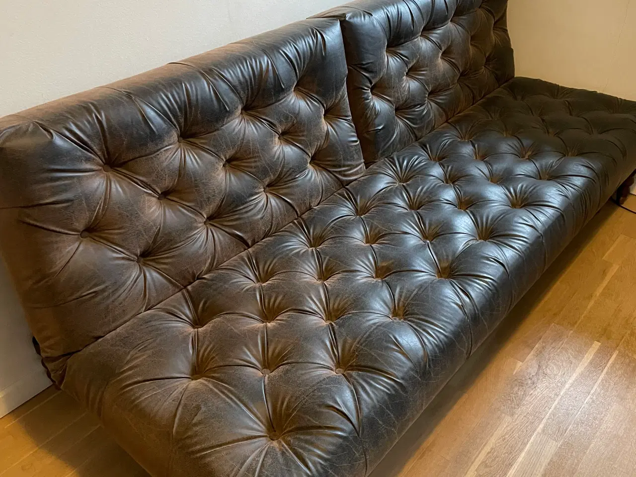 Billede 1 - Chesterfieldlignende sofa med moderne twist