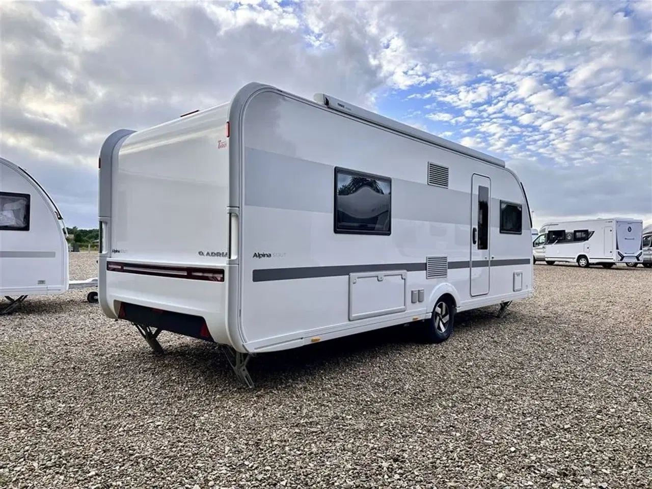 Billede 12 - 2022 - Adria Alpina 613 UT   Luksus vogn med enkelt senge.