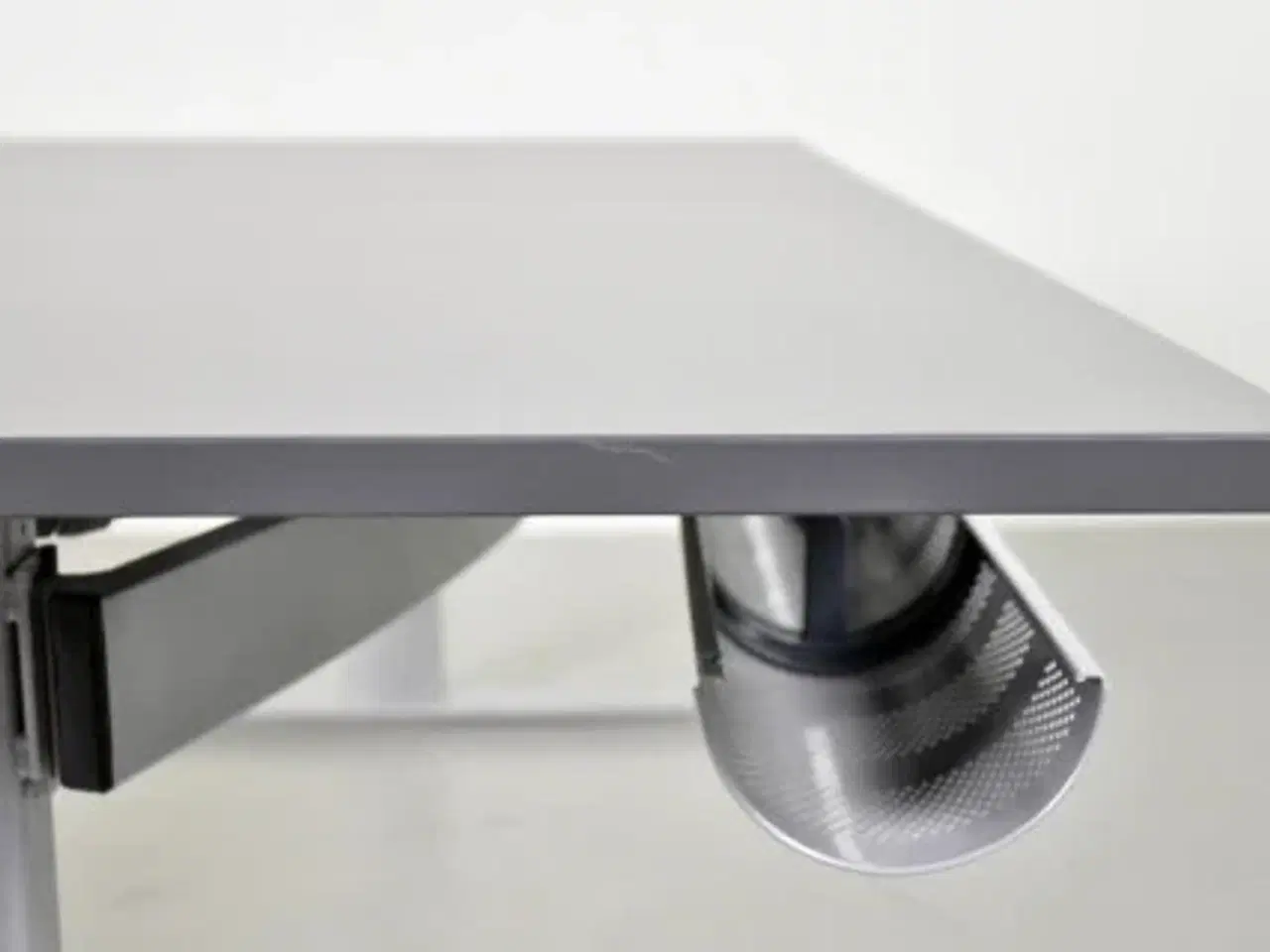 Billede 6 - Demo hæve-/sænkebord med grå laminat og alugråt stel, 180 cm.