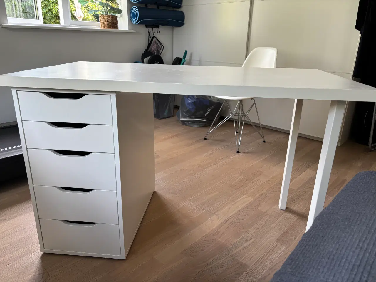 Billede 1 - Hvidt skrivebord med skuffeelement fra IKEA