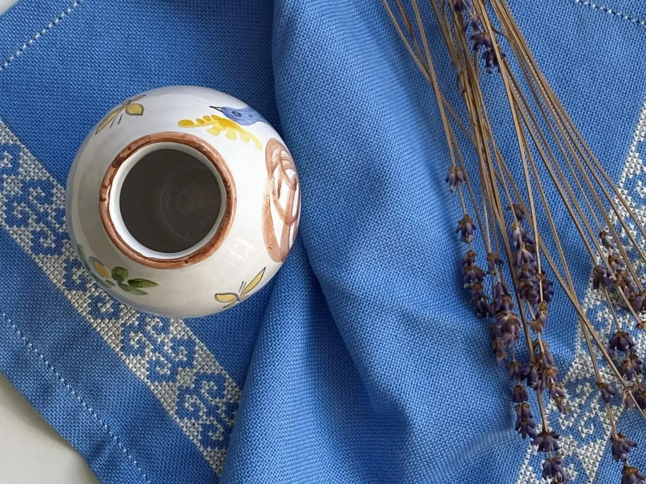 Billede 6 - Lille keramikvase m fugl og blomster