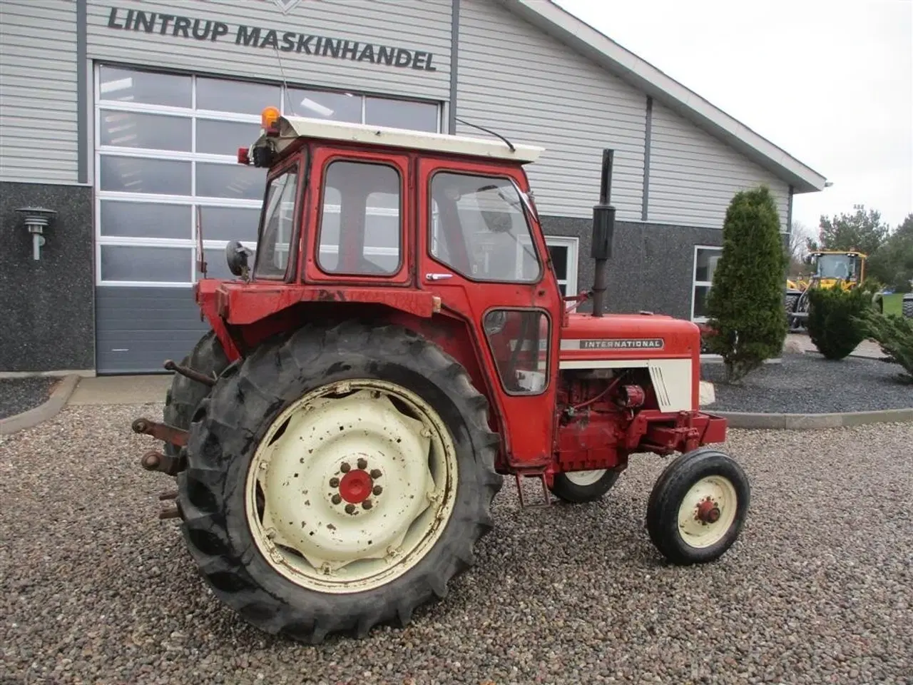 Billede 17 - IH 474 En ejers traktor med lukket kabine på