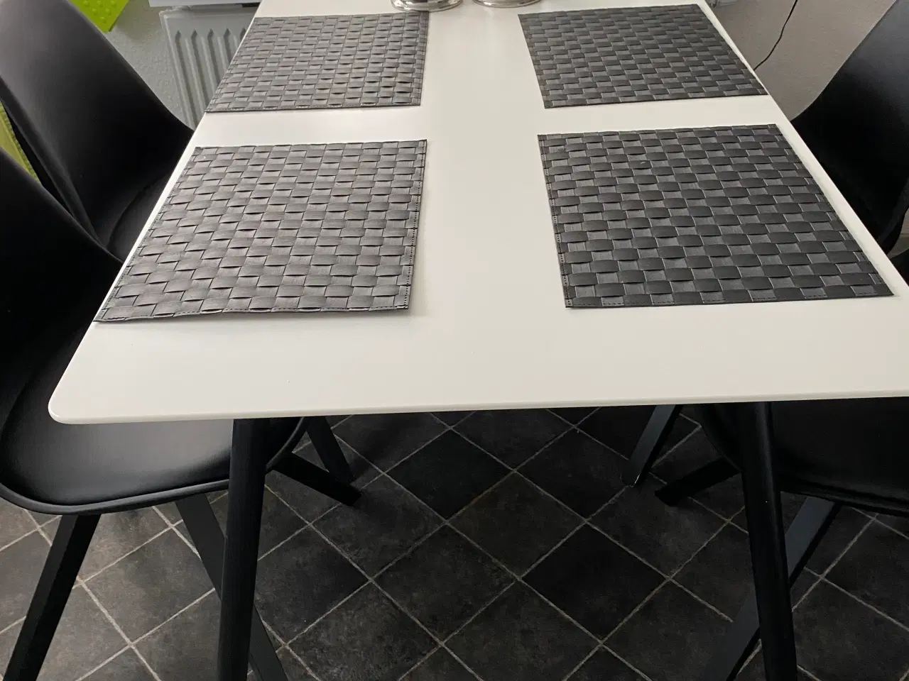 Billede 1 - Spisebord 120 x80) + 4 stole