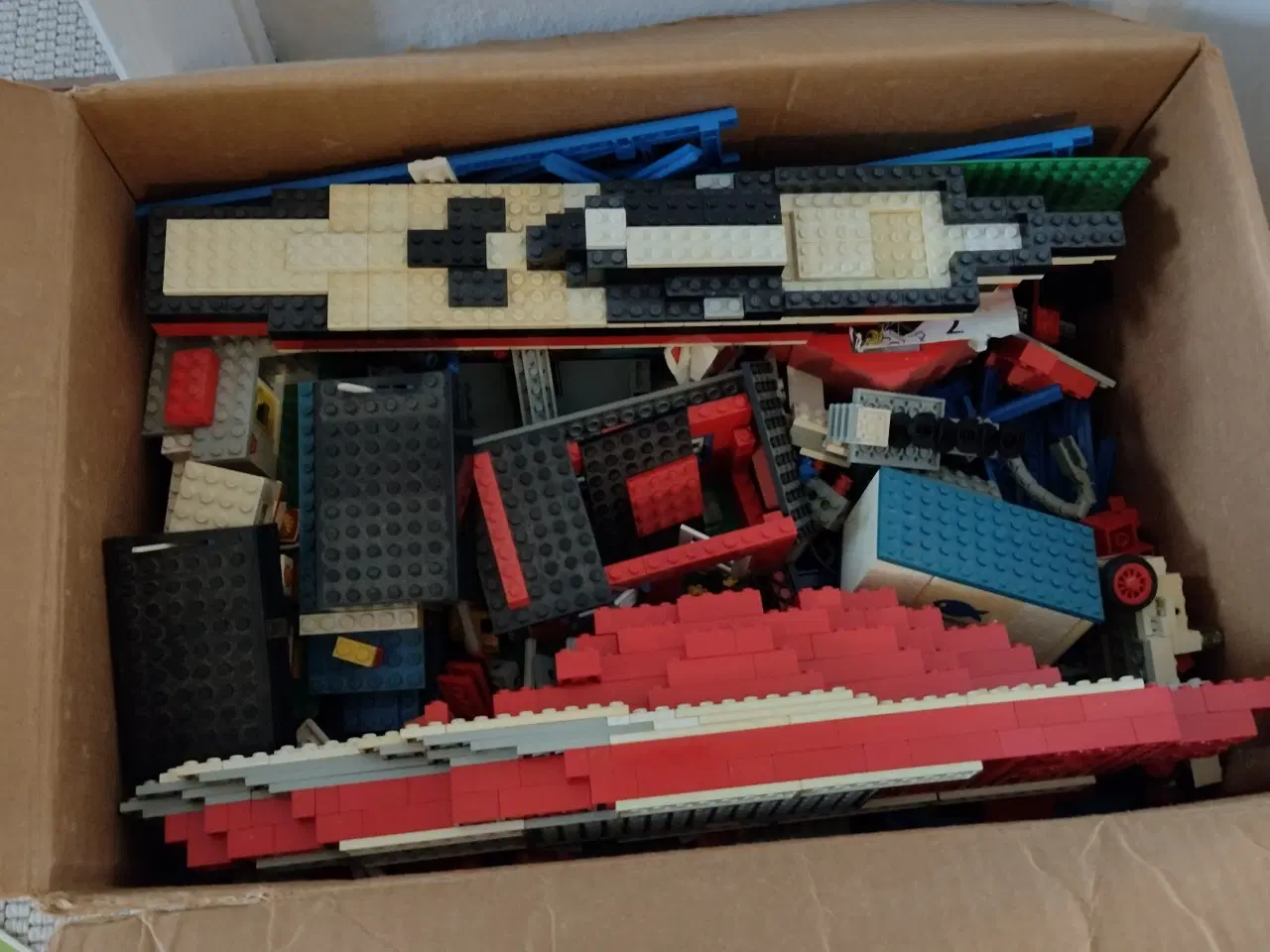 Billede 1 - Hel fyldt flyttekasse med lego sælges