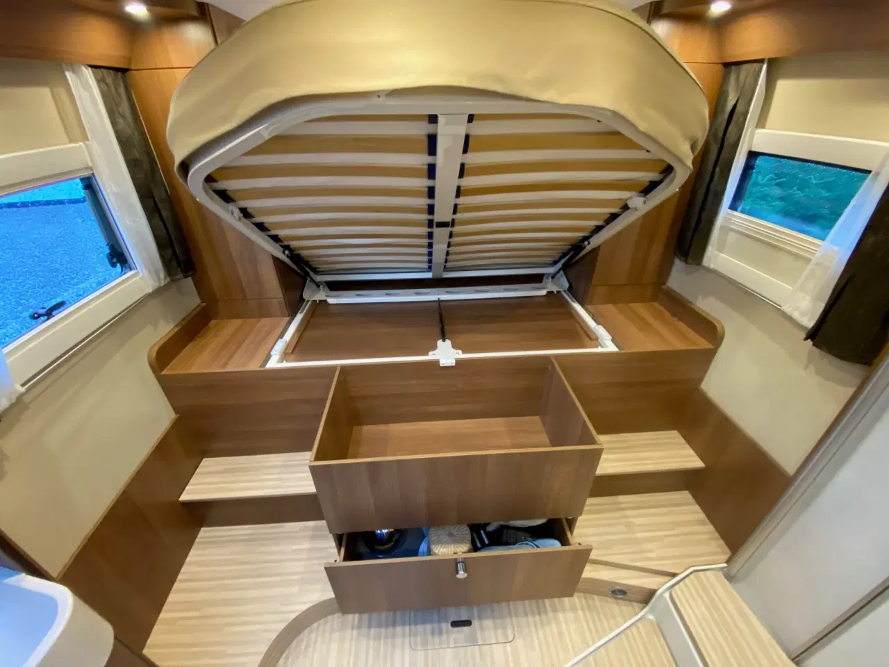 Billede 10 - Helintegreret lux camper , Queensbed, 3500kg, aut.