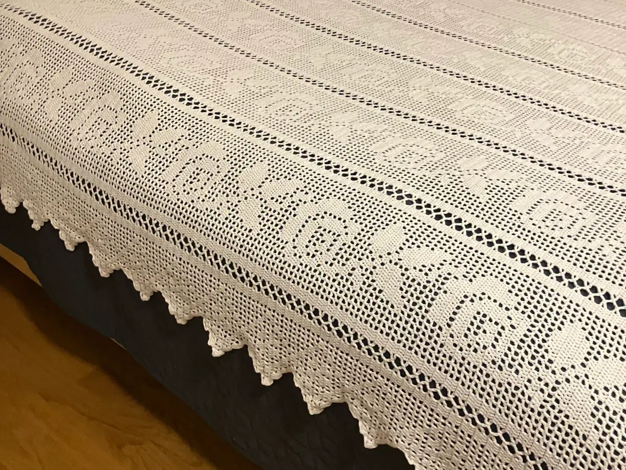 Billede 2 - Hvidt sengetæppe