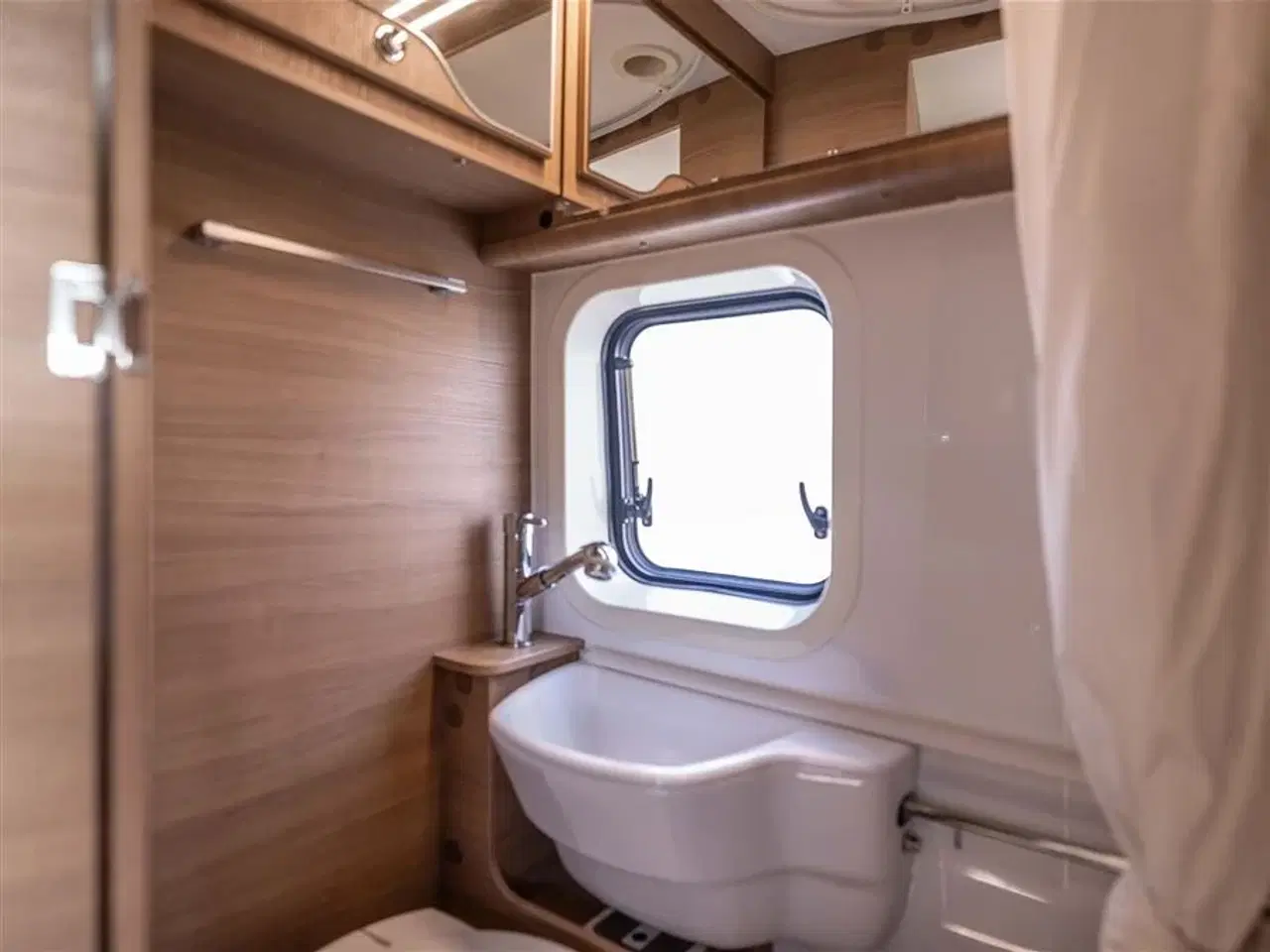 Billede 14 - 2020 - McLouis Menfys Van 04 Prestige Van med langsgående senge og fyldt med udstyr