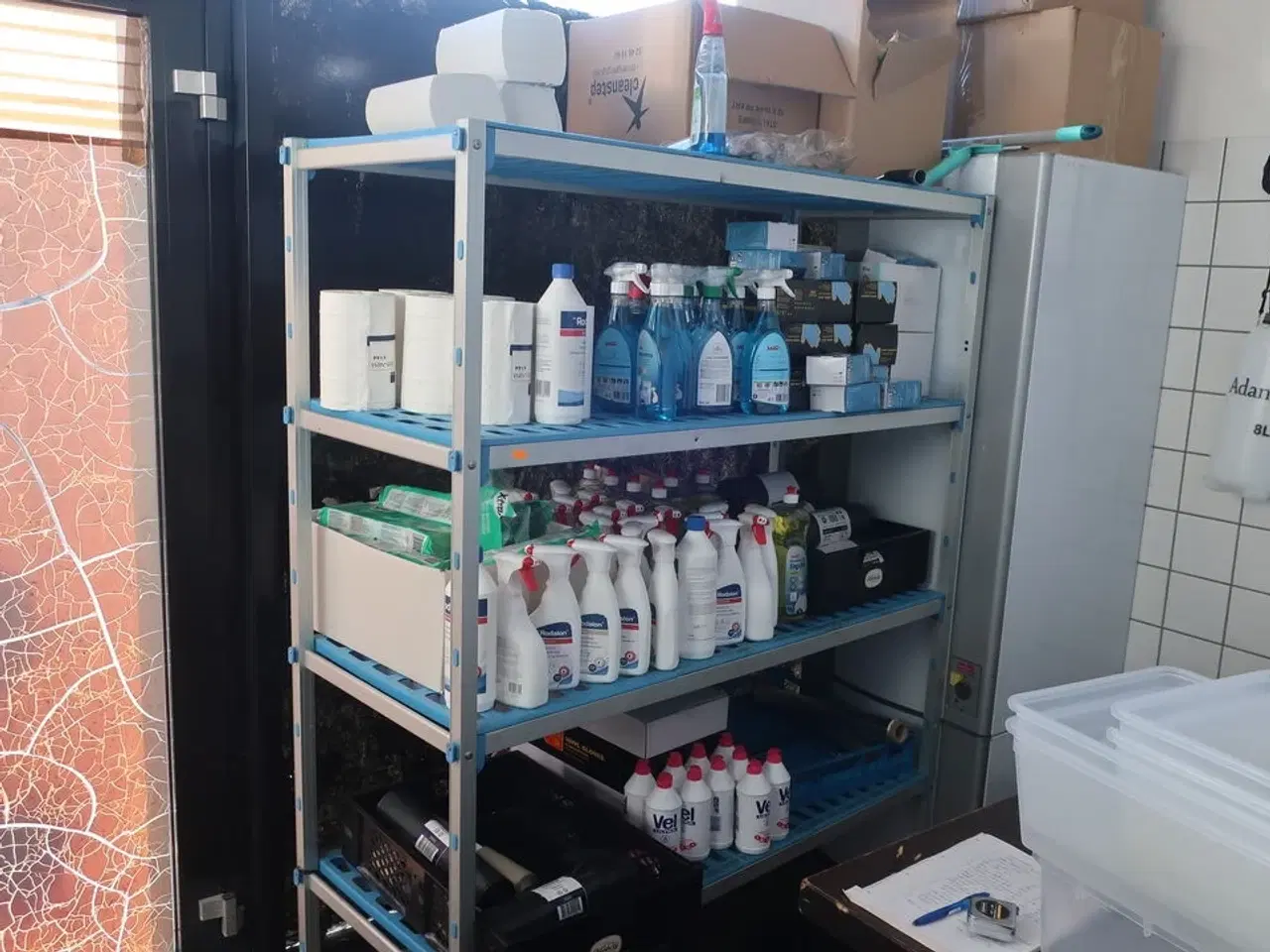 Billede 1 - Reol med rengøringsartikler