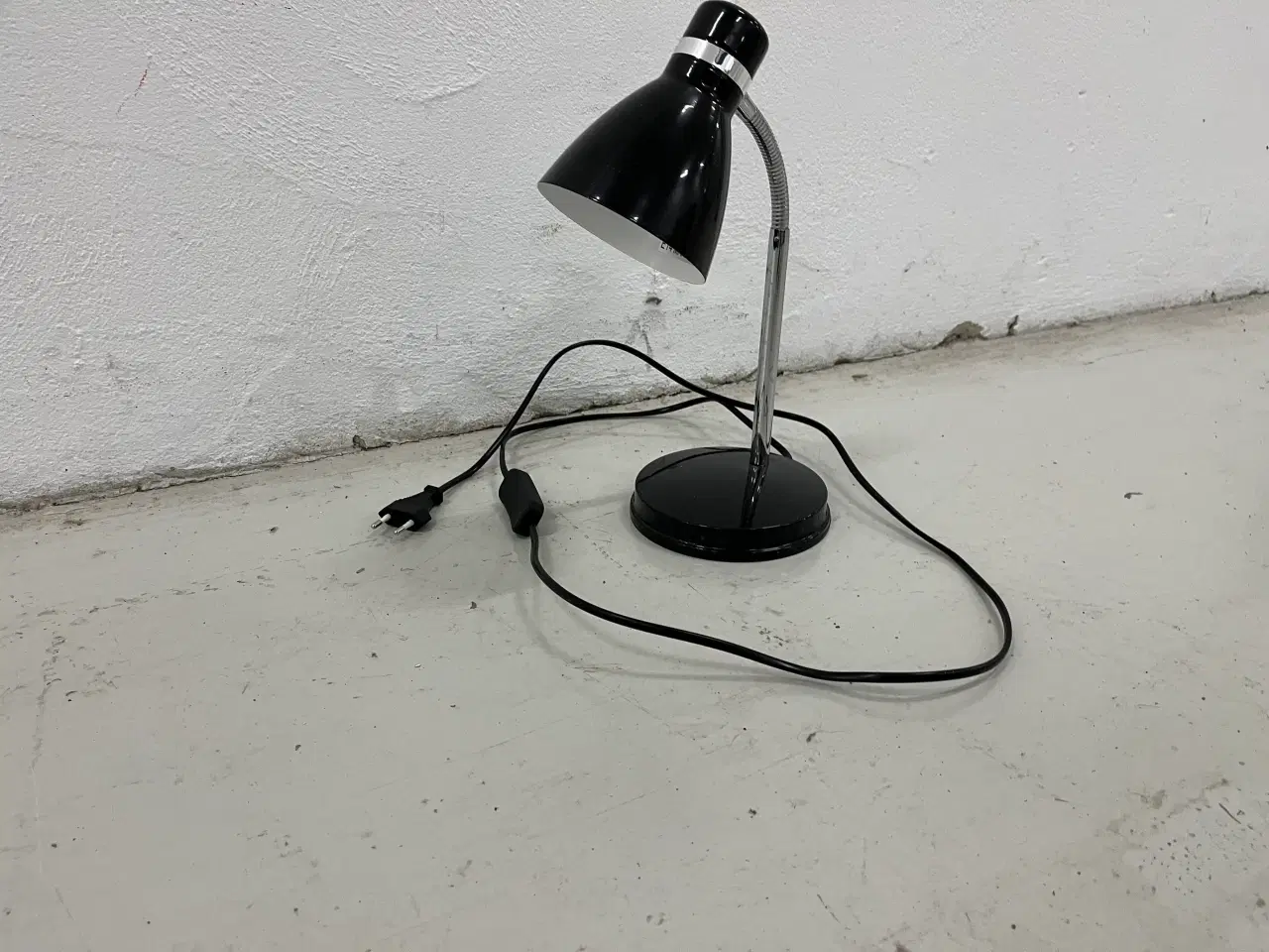 Billede 1 - Bordlamper 2 Stk.i sort