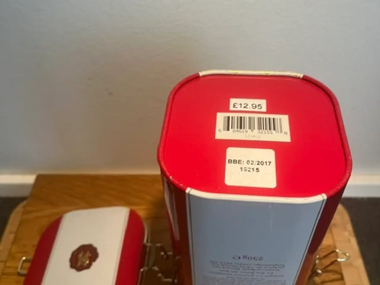 Billede 3 - Harrods Coffee Tin - højde 19,7 cm – Klassisk brit