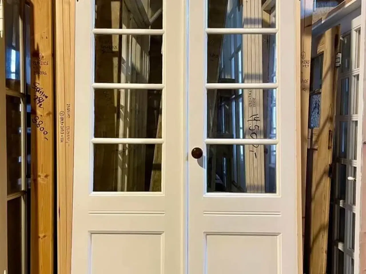 Billede 1 - Smal og høj dobbelt glasdør m. trukket glas