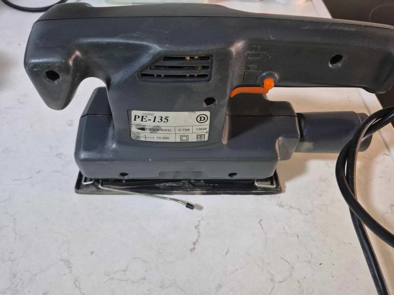 Billede 1 - Rystepudser PE-135 med en effekt på 135W. Den oper