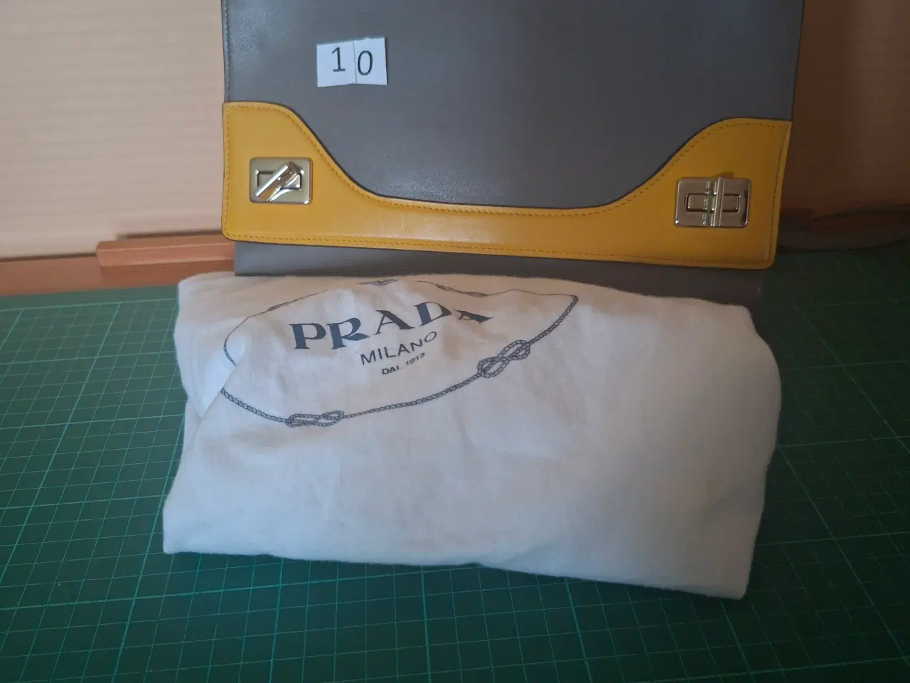 Billede 2 - Grå / gul  Prada skindtaske  